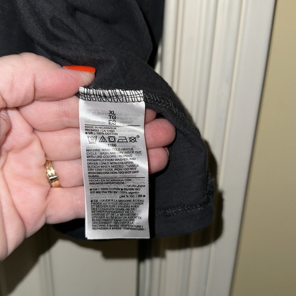 Old Navy Women’s Charcoal Short Sleeved T-Shirt XL NWT Vacay Living Palm Trees - Picture 5 of 8